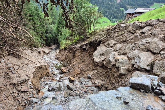 Im Bild ersichtlich das Ausmaß der Erosion unterhalb der Sperrenstaffelung im Weiderbach. (Foto: LPA/Landesamt für Wildbach- und Lawinenverbauung Ost in der Agentur für Bevölkerungsschutz)