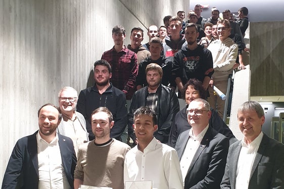 Diplomverleihung am Berufsbildungszentrum Luis Zuegg in Meran: Gruppenbild mit Landesrat Philipp Achammer (vorne links). (Foto: LPA/Berufsbildungszentrum Meran)