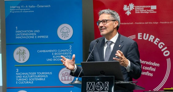 Il presidente dell'Euregio e della Provincia autonoma di Bolzano, Arno Kompatscher: “Se miglioriamo l'informazione sui sentieri escursionistici, potremo rendere più sicura l'esperienza dell'escursionismo di frontiera nei territori dell'Euregio”. (Foto: USP/Daniel von Johnston)