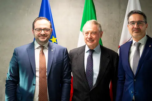 Da sinistra il vicepresidente della Provincia Marco Galateo, il ministro delle Imprese e del Made in Italy Adolfo Urso e il presidente della Provincia autonoma di Bolzano, Arno Kompatscher. (Foto: ASP/Fabio Brucculeri)