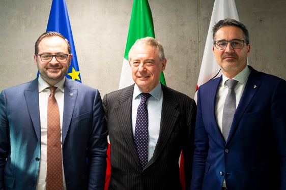 Landeshauptmannstellvertreter Marco Galateo, Minister Adolfo Urso und Landeshauptmann Arno Kompatscher (v.l.). (Foto: LPA/Fabio Brucculeri)