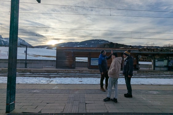 Der Bahnhof in Olang wird während der Olympischen Winterspiele zu einem zentralen Knotenpunkt der öffentlichen Mobilität. Landesrat Daniel Alfreider (am Bahngleis links) und SIMICO-Ceo Fabio Massimo Saldini (am Bahngleis rechts) waren auf Stippvisite am Bahnhof. (Foto: LPA/Ingo Dejaco)