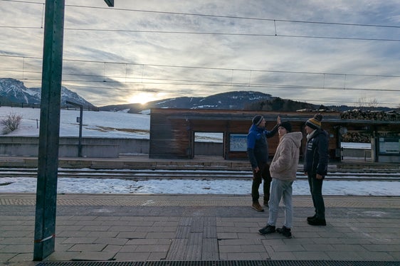 La stazione ferroviaria di Valdaora diventerà un punto centrale della mobilità pubblica durante le Olimpiadi invernali. L'assessore provinciale Daniel Alfreider (a sinistra sui binari) e l'Amministratore delegato di SIMICO Fabio Massimo Saldini (a destra) hanno effettuato un sopralluogo. (Foto: USP/Ingo Dejaco)