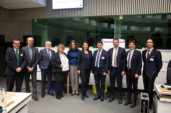 Da sinistra a destra: Heinrich Tschigg, AGB/CAB, Eddy Liegeois, Commissione europea, Pat Cox, Commissione europea, Bianca Jitea, Commissione europea, Lucy Tober, Comitato europeo delle Regioni, Barbara Thaler, Membro del Parlamento europeo, Alberto Milotti, Consorzio Zai/Quadrante Europa, Daniel Alfreider, assessore alla mobilità della Provincia di Bolzano, Antonello Fontanili, Uniontrasporti, Lorenzo Modena, Open Move (Foto: Demi Alvarez)