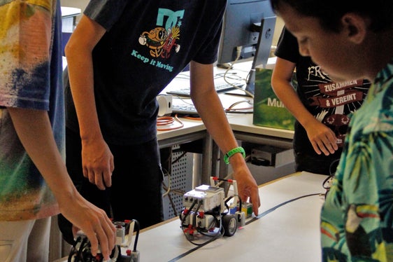 I giovani appassionati di tecnologia e robotica hanno potuto mettere in pratica la loro conoscenza dei robot nell'ambito dell'offerta dell'associazione Jukas di Bressanone (Foto: ASP/Greta Stuefer)