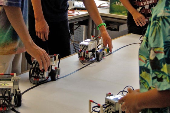 Technik- und robotikbegeisterte Jugendliche konnten beim Angebot des Jukas Brixen u.a. ihr Wissen zu Robortern in die Praxis umsetzen. (Foto: LPA/Greta Stuefer)