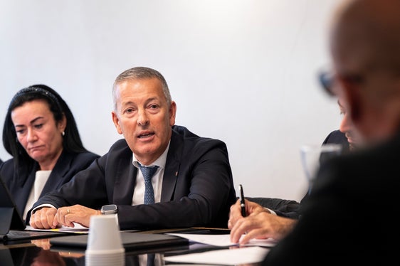 Wir investieren in verschiedene Sportanlagen in der Landeshauptstadt, um sie auf ein neues Level zu heben und wollen vor allem auch den Breitensport fördern, unterstrich Sportlandesrat Peter Brunner bei der Sondersitzung der Landesregierung mit dem Bozner Stadtrat. (Foto: LPA/Fabio Brucculeri)