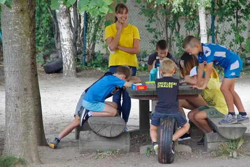 Darüber, wie das Betreuungsangebot für Kinder (z.B. im Sommer, wie im Bild) ausgebaut werden kann, haben sich Landesrätin Rosmarie Pamer und Landesrat Marco Galateo mit der Trentiner Landesrätin Francesca Gerosa ausgetauscht. (Foto: LPA/Hannes Wisthaler)