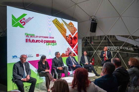 An der Diskussionsrunde Ein besonderer Weg nahmen (von links) Renzo Testolin (Aostatal), Alessandra Todde (Sardinien), Arno Kompatscher (Südtirol) und Simone Marchiori (Trentino) teil. Moderiert wurde die Veranstaltung von Eros Magnago, Generalsekretär der Südtiroler Landesverwaltung. (Foto: LPA/Greta Stuefer)