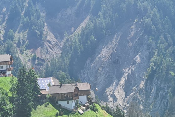 Das abgebrochene Material ging auf unbewohntes Gebiet nieder und blieb im Pikoleinbach liegen. (Foto: LPA/ Landesamt für Wildbach- und Lawinenverbauung Ost in der Agentur für Bevölkerungsschutz)