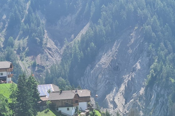 Il materiale è scivolato in una zona disabitata finendo la sua corsa sulla gola del torrente. (Foto: ASP/Ufficio Sistemazione bacini montani Est)