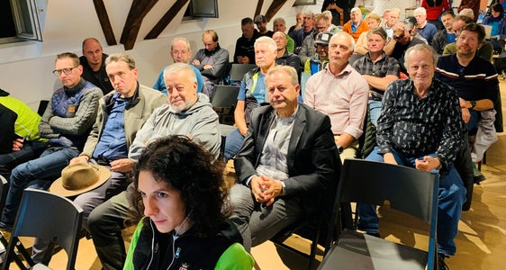 Vertreterinnen und Vertreter der Gemeindelawinenkommissionen aller drei Länder tauschten sich am Euregio-Sitz in Bozen über die nächsten Schritte beim Projekt Cairos aus. (Foto: Euregio)