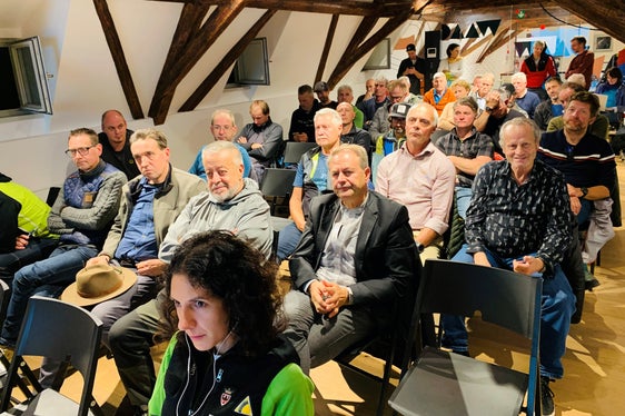 I rappresentanti delle Commissioni valanghe comunali dei tre territori si sono incontrati nella sede dell'Euregio a Bolzano per discutere i prossimi passi del progetto Cairos. (Foto: Euregio)