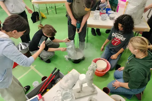 Mit verschiedenen Gipsarten arbeiteten die Schülerinnen und Schüler im praktisch orientierten Workshop Positiv und negativ – genial und trotzdem simpel. (Foto: LPA/Deutsche Bildungsdirektion/Begabungs- und Begabtenförderung/Kathrin Fill)