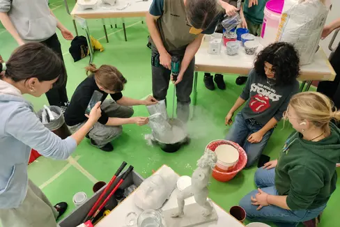 Tra le diverse attività proposte, gli alunni hanno potuto lavorare con diversi tipi di gesso nel laboratorio pratico “Positivo e negativo - ingegnoso e semplice”. (Foto: USP/Direzione Istruzione e Formazione tedesca/Kathrin Fill)