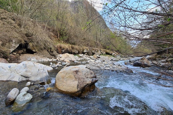 Vor Beginn der Arbeiten: Auf der Höhe der Kläranlage und des danebenstehenden Recyclinghofs war die orografisch linke Ufermauer des Schnalserbachs unterspült. (Foto: LPA/Landesamt für Wildbach- und Lawinenverbauung West in der Agentur für Bevölkerungsschutz)
