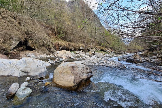 Il Rio di Senales, all’altezza del depuratore e dell’adiacente centro di riciclaggio nonché del vicino laghetto dell’Associazione pescatori di Senales, prima dei lavori (Foto: ASP/Ufficio Sistemazione bacini montani ovest)