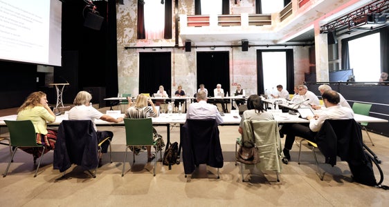 Zwischen Südtirol und Graubünden besteht eine lange Freundschaft: Eine Delegation der Südtiroler Landesregierung traf sich heute (29. Juni) in Schlanders zu einem freundschaftlichen Austausch mit der Regierung des Kantons Graubünden. (Foto: LPA/Alan Bianchi)
