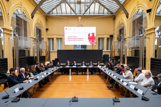 La Consulta è composta da membri di tutti e tre i gruppi linguistici, provenienti da diversi ambiti della vita culturale. Il 25 novembre si è riunita, per la prima volta in questa legislatura, a Palazzo Widmann (Foto: USP/Fabio Brucculeri)