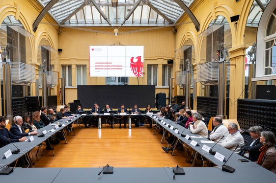 Die Beiräte setzen sich aus Fachpersonen verschiedener Bereiche zusammen, zum Beispiel Musik, Theater, Tanz, Literatur, bildende Kunst, Design, Museen, kulturelle Bildung, Brauchtum und Jugendkultur. Sie geben Stellungnahmen zu kulturellen Projekten ab, beraten die Landesregierung und begleiten die kulturelle Entwicklung in Südtirol. (Foto: LPA/Fabio Brucculeri)