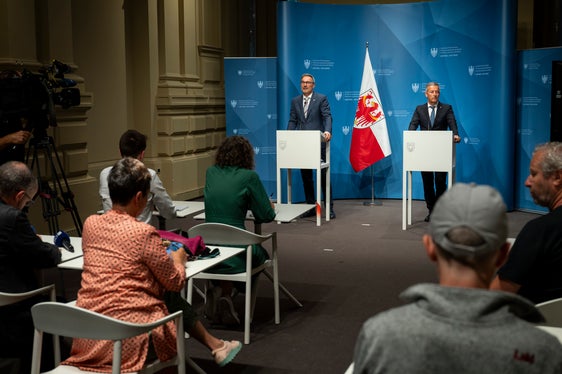 Landeshauptmann Arno Kompatscher (im Bild links) und Peter Brunner, der Landesrat für Umwelt-, Natur- und Klimaschutz, sowie Energie, Raumentwicklung und Sport, zeigten sich überzeugt, dass Agrivoltaik-Anlagen einen weiteren Beitrag zum Erreichen der Klimaziele in Südtirol leisten können. (Foto: LPA/Fabio Brucculeri)