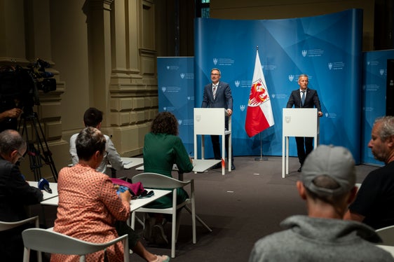 Landeshauptmann Arno Kompatscher (im Bild links) und Peter Brunner, der Landesrat für Umwelt-, Natur- und Klimaschutz, sowie Energie, Raumentwicklung und Sport, zeigten sich überzeugt, dass Agrivoltaik-Anlagen einen weiteren Beitrag zum Erreichen der Klimaziele in Südtirol leisten können. (Foto: LPA/Fabio Brucculeri)