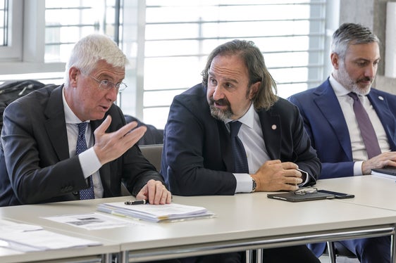 Cattolica-Generaldirektor Paolo Nusiner (v.l.) mit dem Leiter der Medizinfakultät Antonio Gasbarrini und Vize-Generaldirektor Alessandro Tuzzi (Foto: LPA/Tiberio Sorvillo)