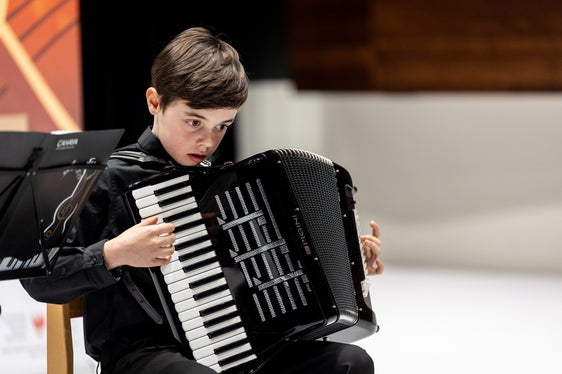 Lukas Groff della Scuola di musica Merano-Passirio è uno dei due partecipanti altoatesini nella categoria fisarmonica, dove ha ottenuto un ottimo risultato. (Foto: USP/Land Tirol/Kary Sophie)