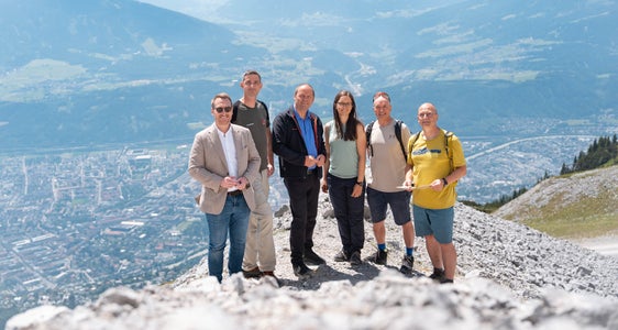 Stellten die Digiway-Ergebnisse vor: (von links) Landeshauptmannstellvertreter Philip Wohlgemuth, Klaus Pietersteiner (Abteilung Waldschutz), Landeshauptmannstellvertreter Josef Geisler, Projektkoordinatorin Lucia Felbauer, GIS-ExperteChristoph Kovacs und Sport-Experte Christoph Höbenreich (alle Land Tirol). (Foto: Land Tirol/Christanell)
