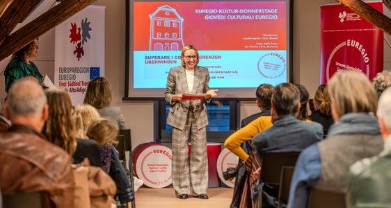 L'assessora provinciale Magdalena Amhof. “Con questo film, Rai Documentari getta uno sguardo su ciò che collega due grandi aree culturali nel cuore dell'Europa”. (Foto: USP/Daniel von Johnston)