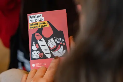 Con la campagna “Riduci lo spreco. Acquista il giusto” si vuole sensibilizzare l’opinione pubblica sul tema dello spreco alimentare e su come evitarlo. (Foto: USP/Greta Stuefer)