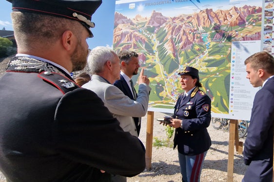 Carabinierimajor Innocenzo Colonna, Bürgermeister Friedrich Mittermair, Landesrat Daniel Alfreider, die Leiterin der Verkehrspolizei in Südtirol Katia Grenga und Landesmobilitätsplaner Michael Angergassen besprechen das Mobilitätsmanagement für das Pragser Tal. (Foto: LPA/Angelika Schrott)