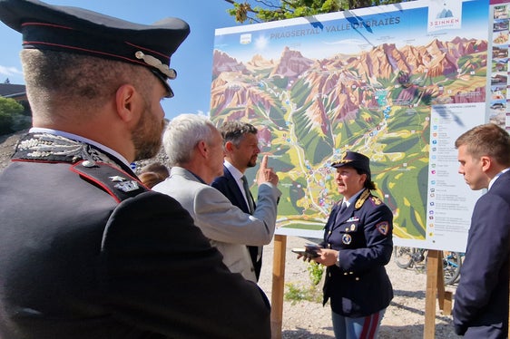 Carabinierimajor Innocenzo Colonna, Bürgermeister Friedrich Mittermair, Landesrat Daniel Alfreider, die Leiterin der Verkehrspolizei in Südtirol Katia Grenga und Landesmobilitätsplaner Michael Angergassen besprechen das Mobilitätsmanagement für das Pragser Tal. (Foto: LPA/Angelika Schrott)
