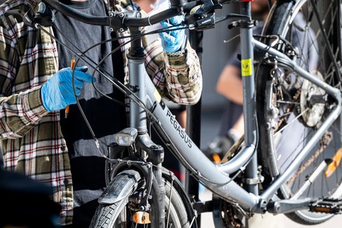 Che si tratti di una foratura nella camera d’aria, di un fanale rotto o di un cambio difettoso, per le piccole riparazioni l’officina mobile di riparazione biciclette della Provincia, in collaborazione con la cooperativa sociale Novum, è a disposizione in 15 comuni altoatesini. (Foto: USP/Fabio Brucculeri)