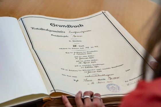 Dank eines Abänderungsantrags der Südtiroler Parlamentarier wurden mit dem Haushalt 2025 die Voraussetzungen dafür geschaffen, dass bei der Eintragung und Löschung von Sozialbindungen im Grundbuch keine Hypothekarsteuer mehr fällig ist. (Foto: LPA/Greta Stuefer)
