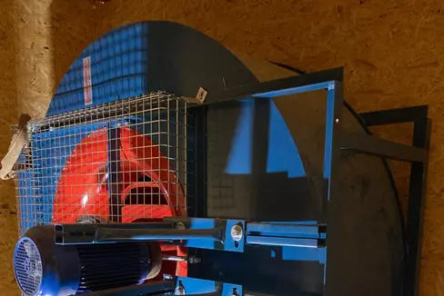 Die Landesregierung hat in ihrer gestrigen Sitzung auf Vorschlag von Landwirtschaftslandesrat Luis Walcher einer Erhöhung der Beiträge für Innenmechanisierung der landwirtschaftlichen Betriebe zugestimmt, dazu gehört etwa ein Heubelüfter (im Bild). (Foto: LPA/Landesamt für Landmaschinen und biologische Produktion/Martin Stuppner)