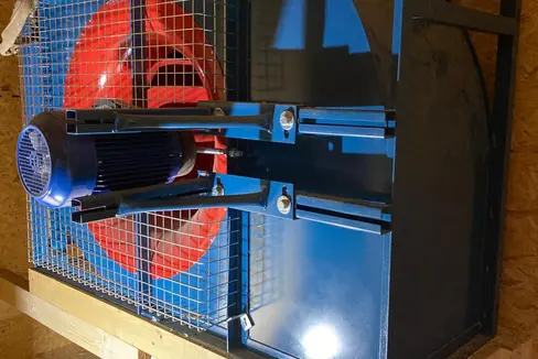 Die Landesregierung hat in ihrer gestrigen Sitzung auf Vorschlag von Landwirtschaftslandesrat Luis Walcher einer Erhöhung der Beiträge für Innenmechanisierung der landwirtschaftlichen Betriebe zugestimmt, dazu gehört etwa ein Heubelüfter (im Bild). (Foto: LPA/Landesamt für Landmaschinen und biologische Produktion/Martin Stuppner)