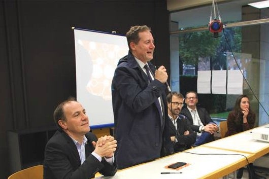 Durch die Sanierung des Gebäudes der Ex-Staatstelefone soll auch das Stadtviertel, in dem es liegt, eine Aufwertung erfahren, so LR Bessone (im Bild stehend bei der Eröffnung des Coworking-Zentrums DRIN im Jahr 2019). (Foto: LPA)