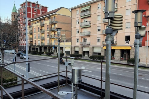 La stazione di rilevamento della qualità dell'aria installata in Piazza Adriano a Bolzano (Foto: ASP/Agenzia per l’ambiente e la tutela del clima)