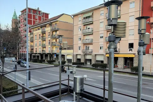 La stazione di rilevamento della qualità dell'aria installata in Piazza Adriano a Bolzano (Foto: ASP/Agenzia per l’ambiente e la tutela del clima)