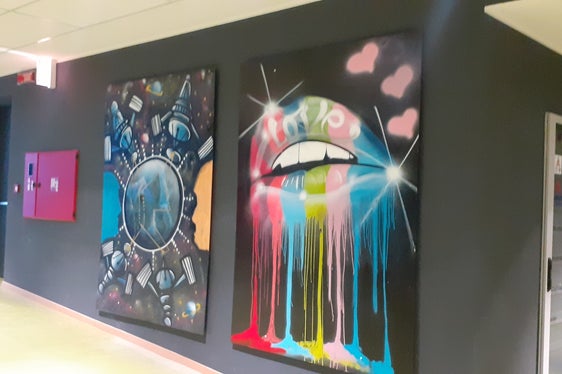 Graffiti realizzati dai ragazzi dei corsi per il commercio e i servizi d'impresa hanno affrescato l'edificio della scuola professionale Luis Zuegg di Merano (Foto: ASP/Scuola professionale Luis Zuegg)