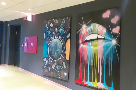 Graffiti realizzati dai ragazzi dei corsi per il commercio e i servizi d'impresa hanno affrescato l'edificio della scuola professionale Luis Zuegg di Merano (Foto: ASP/Scuola professionale Luis Zuegg)