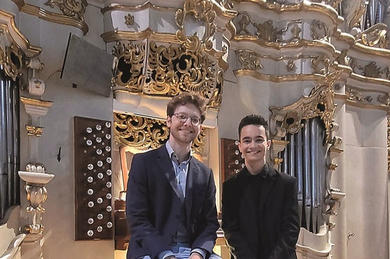 Die Wertungsspiele in der Kategorie Orgel konnten an der Orgel im Dom zu Brixen ausgetragen werden. Bundessieger in der Kategorie Orgel AG II: Professor Michael Schöch (links) mit Victor Aurel Veit, Tiroler Landeskonservatorium Innsbruck (Foto:LPA/privat)