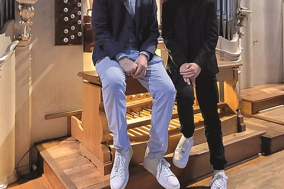 Die Wertungsspiele in der Kategorie Orgel konnten an der Orgel im Dom zu Brixen ausgetragen werden. Bundessieger in der Kategorie Orgel AG II: Professor Michael Schöch (links) mit Victor Aurel Veit, Tiroler Landeskonservatorium Innsbruck (Foto:LPA/privat)