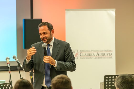 Jede preisgekrönte Arbeit trage zum Verständnis der Identität bei und fördere das Zugehörigkeitsgefühl, hielt Landesrat Marco Galateo bei der Preisverleihung fest. (Foto: LPA/Daniel von Johnston)