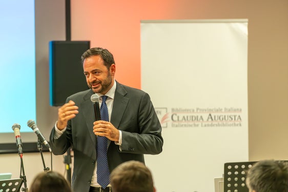 Il vicepresidente Galateo, durante le serata di premiazione, ha ricordato che: Ogni tesi premiata aggiunge un tassello alla comprensione della nostra identità e promuove un senso di appartenenza verso il territorio”. (Foto: USP/Daniel von Johnston)