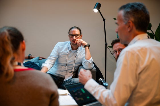 Drei Kleingruppen des EurgioLab beschäftigten sich mit Voraussetzungen für Infrastruktur, Daten und Datensicherheit, dem Einsatz von KI in der öffentlichen Verwaltung und der Vermittlung von KI-Kompetenzen. (Foto: EFA/Mandl)