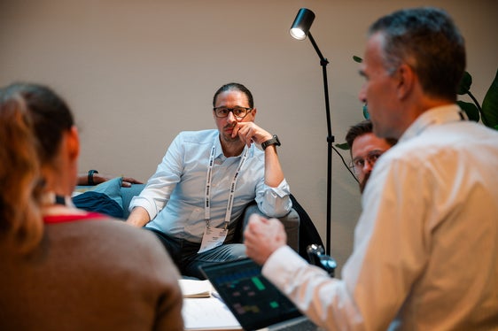 I tre gruppi di lavoro dell'EuregioLab si sono concentrati sui requisiti per l'infrastruttura, i dati e la sicurezza dei dati, l'uso dell'AI nella pubblica amministrazione e il trasferimento delle competenze in ambito AI. (Foto: EFA/Mandl)