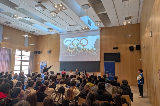 Il CTS Einaudi e il Coni altoatesino hanno radunato tantissime ragazze e ragazzi per una giornata di dialogo e riflessione sullo sport come sfida nella vita. Ospiti d'eccezione gli olimpionici Tania Cagnotto, Robert Oberrauch e Christoph Depaoli. (Foto: USP)