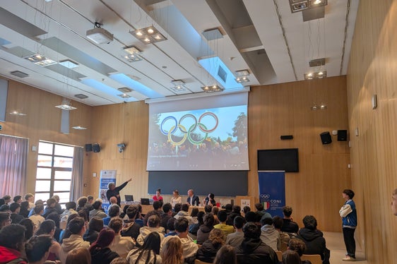 Il CTS Einaudi e il Coni altoatesino hanno radunato tantissime ragazze e ragazzi per una giornata di dialogo e riflessione sullo sport come sfida nella vita. Ospiti d'eccezione gli olimpionici Tania Cagnotto, Robert Oberrauch e Christoph Depaoli. (Foto: USP)